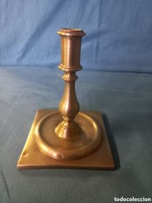Antigüedades: Candelabro, candelero de bronce para velas, de base cuadrada. S.XVIII.